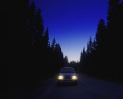 Движение автомобиля в ночное время — стоковое фото