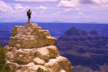 Homme debout sur Rocky Peak — Photo de stock
