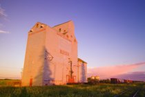 Зерновой лифт на поле — стоковое фото