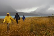 Amici Escursioni sotto la pioggia — Foto stock