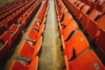 Asientos de espectadores rojos vacíos en la audiencia - foto de stock