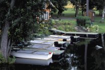 Cottage casa con barche — Foto stock