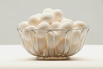 Todos los huevos en una cesta - foto de stock
