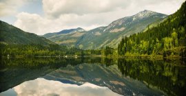 Гори, відображені в спокійному озеро — стокове фото