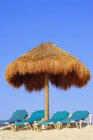 Palm хатини, пропонуючи тіні — стокове фото