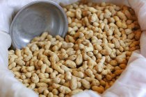 Erdnüsse im Behälter mit Tuch — Stockfoto