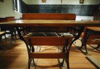 Interno di vecchia scuola modellata con mobilia — Foto stock