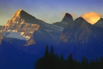 Гірський масив на сході сонця — стокове фото
