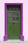 Красочная дверь в стене — стоковое фото
