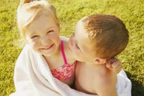 Ragazzo e ragazza condividono asciugamano — Foto stock