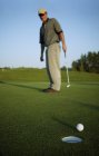 Caucásico medio adulto golfista perdido el agujero - foto de stock