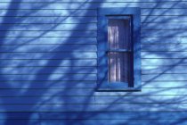 Une fenêtre la nuit avec de l'ombre — Photo de stock