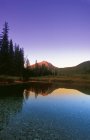 Lago di montagna con riflessione — Foto stock