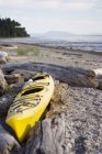 Caiaque amarelo na praia — Fotografia de Stock