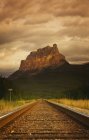 Chemin de fer panoramique avec colline — Photo de stock