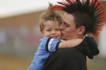 Hombre joven y niño con peinados Mohawk - foto de stock