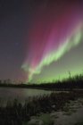 Luces boreales sobre lago - foto de stock