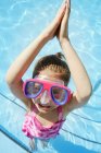 Kleines süßes Mädchen mit Schwimmbrille, hoher Winkel — Stockfoto