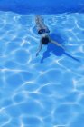 Mujer en piscina - foto de stock