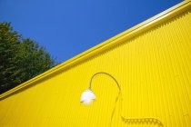 Желтая металлическая стена — стоковое фото