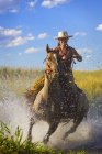 Femme cheval d'équitation — Photo de stock