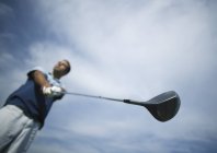 Гольф-клуб і гольфіст під Синє небо — стокове фото