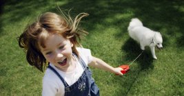 Маленька дівчинка грає з собакою — стокове фото