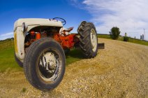 Vieux tracteur au sol — Photo de stock