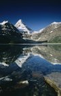Reflexão Na água contra a montanha — Fotografia de Stock