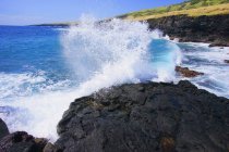 Waves Crashing On Rock Shore — Stock Photo