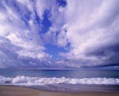 Песчаный пляж с волнистой водой — стоковое фото