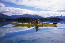 Vue latérale De L'homme Au Kayak Touring, Parc provincial Atlin Lake — Photo de stock