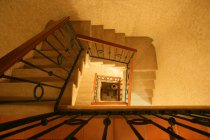 Вид сверху на бежевую лестницу в здании — стоковое фото