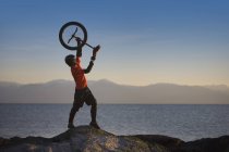 Junger Mann beim Einradfahren — Stockfoto