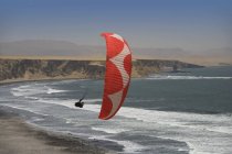 Gleitschirmfliegen in Peru über dem Meer — Stockfoto