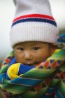 Retrato de lindo asiático bebé niño en invierno traje - foto de stock