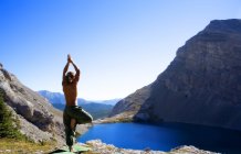 Uomo che fa yoga — Foto stock
