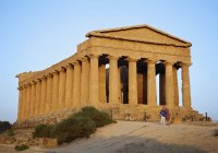 Греческий храм на вершине горы — стоковое фото