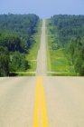 Aussichtsreiche Autobahn mit grünen Wiesen — Stockfoto