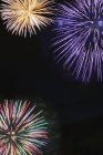 Exhibición de fuegos artificiales en el cielo nocturno - foto de stock