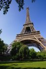 Vue à angle bas de la Tour Eiffel — Photo de stock