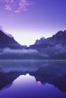Lac aux reflets et montagnes — Photo de stock