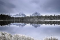 Escena montañosa con lago - foto de stock