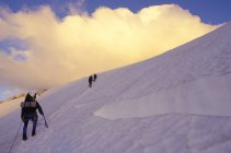 Bergsteigerteam am Hang — Stockfoto