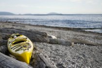 Kayak jaune sur la plage — Photo de stock