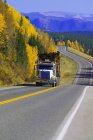 Журналювання вантажівки в дорозі порожніми. Альберта, Канада — стокове фото