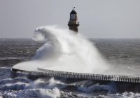 Waves Crashing Into  Pier — Stock Photo