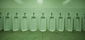 Viejos urinarios en el baño masculino. espacio de copia - foto de stock