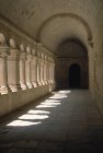 Коридор из готических колонн — стоковое фото