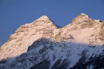 Заснеженные вершины гор — стоковое фото